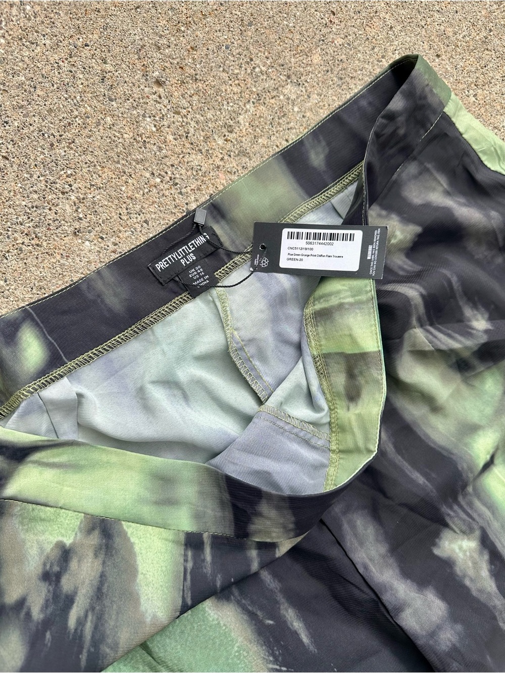 NWT PRETTY LITTLE THING Plus Green Grunge Print Chiffon Flare Pants SIZE 16 - Picture 3 of 7